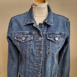 Women's Classic Medium Blue Denim Jacket with Button Flap Pockets